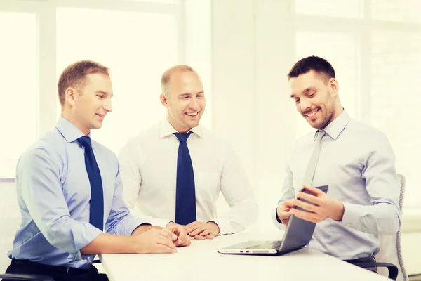 Zakelijke team dat werkt met laptop in office — Stockfoto