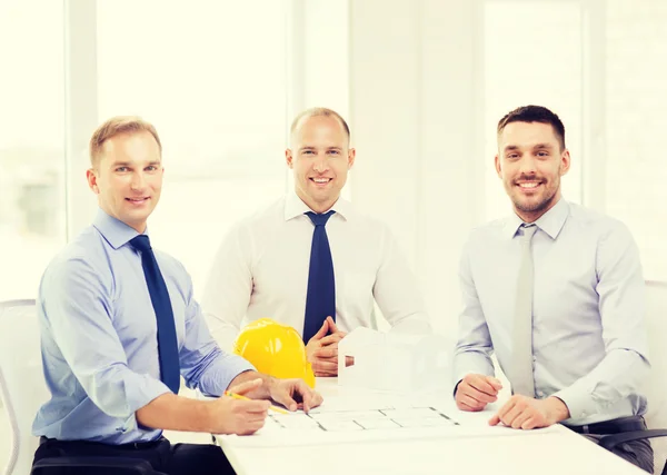 Feliz equipo de arquitectos y diseñadores en la oficina — Foto de Stock