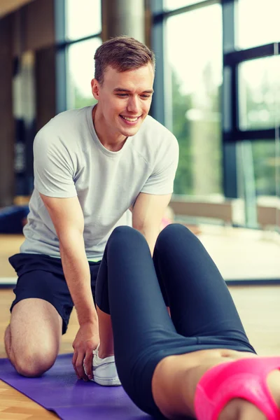 Uśmiechający się z mężczyzn trener ćwiczenia w siłowni — Zdjęcie stockowe