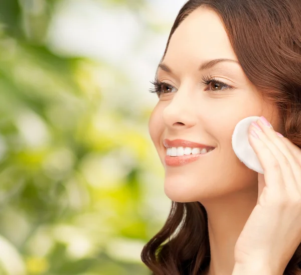 Usmívající se žena čištění kůže obličeje s vatový tampon — Stock fotografie