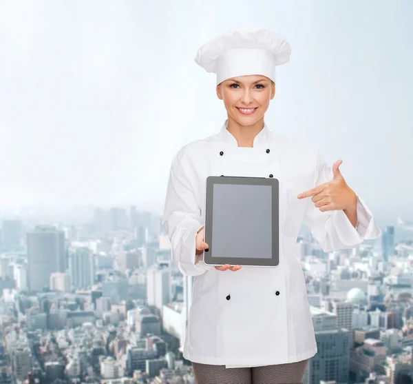 Usmívající se žena kuchař s prázdnou obrazovkou počítače tablet pc — Stock fotografie