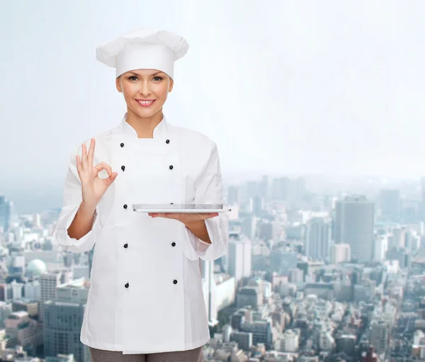 Sorrindo chef feminino com computador tablet pc — Fotografia de Stock