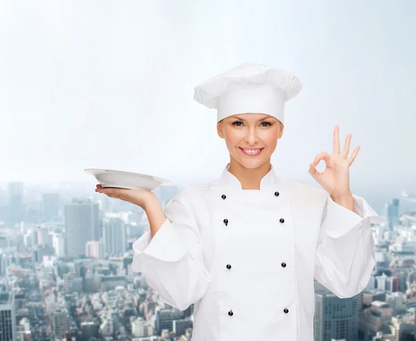 Kobieta kucharz z pustej płyty Wyświetlono znak ok — Zdjęcie stockowe