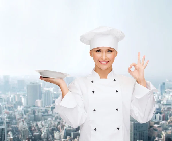 Femme chef avec plaque vide montrant ok signe — Photo