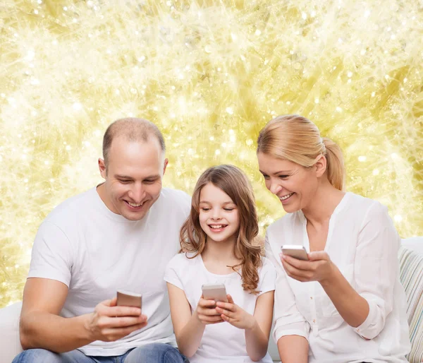 Família feliz com smartphones — Fotografia de Stock