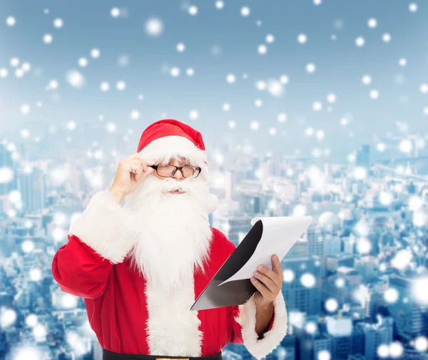 Homme en costume de Père Noël claus avec bloc-notes — Photo
