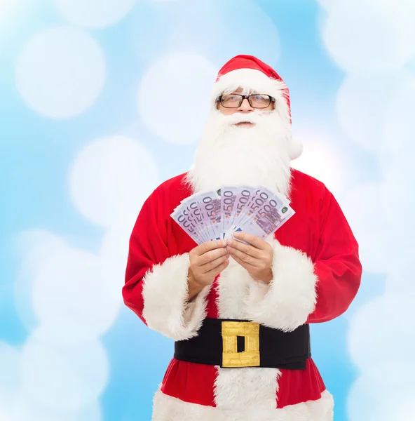 Uomo in costume di Babbo Natale con soldi in euro — Foto Stock