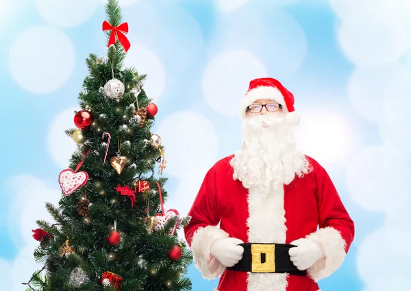 Muž v kostýmu santa Clause s vánoční stromeček — Stock fotografie