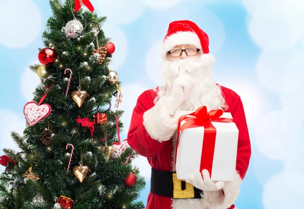 Homme en costume de Père Noël claus avec boîte cadeau — Photo