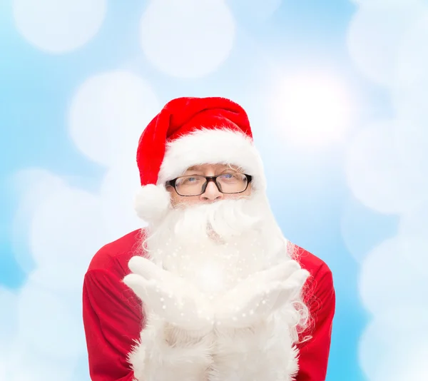 Mies puvussa joulupukki — kuvapankkivalokuva