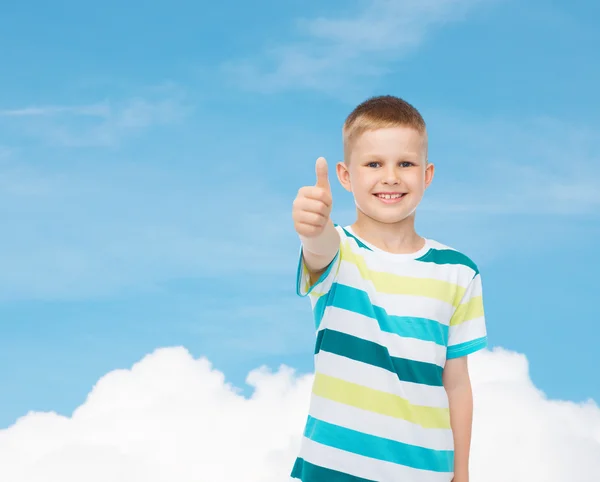 Kleine jongen in casual kleding met gekruiste armen — Stockfoto