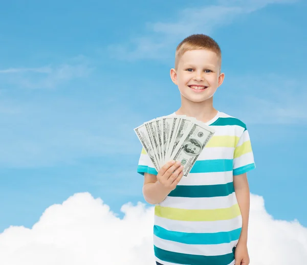 Lachende jongen houdt dollar contant geld in zijn hand — Stockfoto