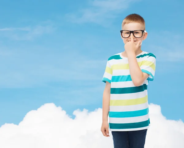 Petit garçon souriant dans des lunettes — Photo