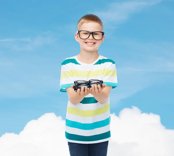 Lächelnder Junge mit Brille und Brille — Stockfoto