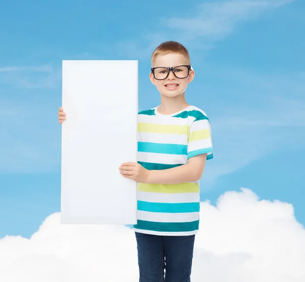 Улыбающийся мальчик в очках с белой доской — стоковое фото