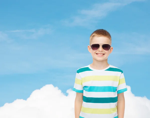Улыбающийся милый маленький мальчик в солнечных очках — стоковое фото
