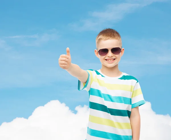 Lachende schattige kleine jongen in zonnebril — Stockfoto