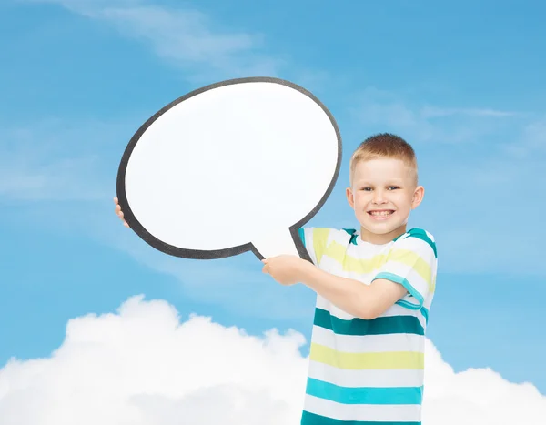 Lächelnder kleiner Junge mit leerer Textblase — Stockfoto