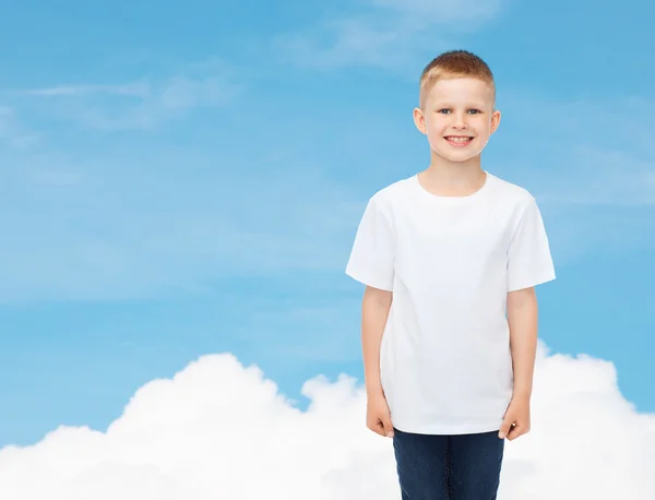 Niño sonriente en camiseta blanca en blanco — Foto de Stock