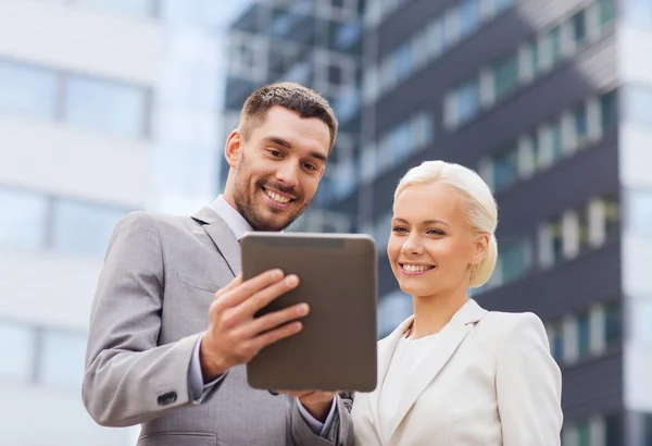 Homens de negócios sorridentes com tablet pc ao ar livre — Fotografia de Stock