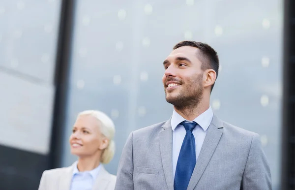 Primer plano de hombres de negocios sonrientes —  Fotos de Stock