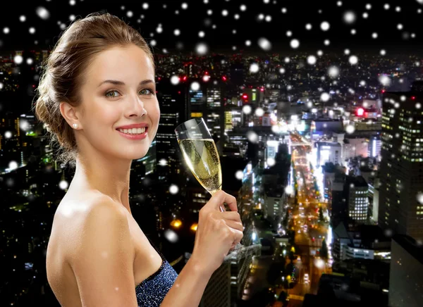 Smiling woman holding glass of sparkling wine — Stock Photo, Image