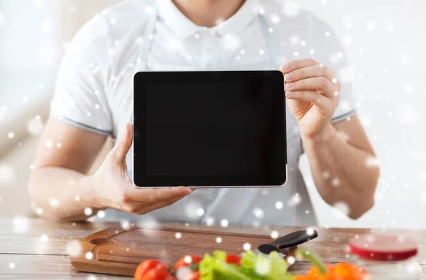 Closeup člověka zobrazení obrazovky počítače tablet pc v kuchyni — Stock fotografie