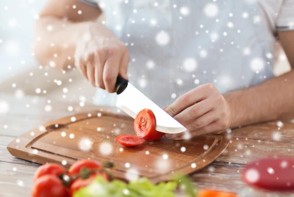 Nahaufnahme eines Mannes, der Gemüse mit Messer schneidet — Stockfoto