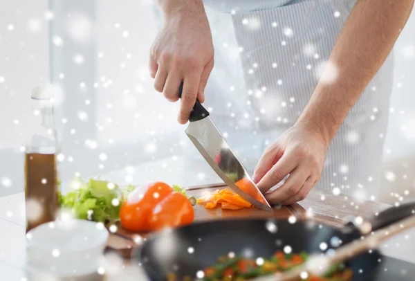 Close up of man cutting vegetables with knife — Stock Photo, Image