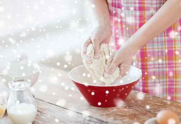 Close up of female hands kneading dough at home — Stock Photo, Image
