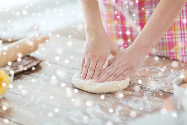 Großaufnahme weiblicher Hände beim Kneten von Teig zu Hause — Stockfoto