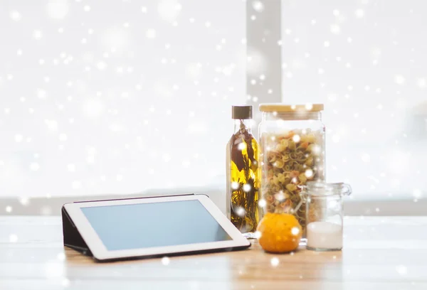 Nahaufnahme von Tablet PC Olivenöl, Nudeln und Kürbis — Stockfoto