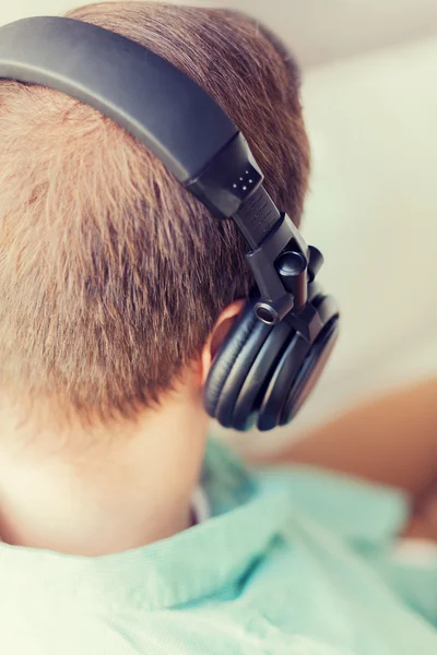 Close up de homem em fones de ouvido em casa — Fotografia de Stock