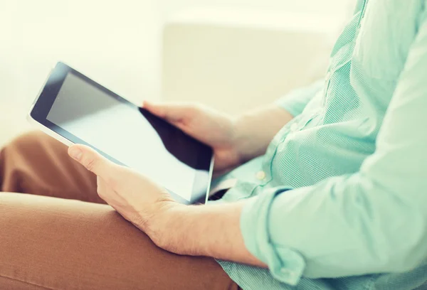 Primer plano del hombre con la computadora de la tableta PC en casa —  Fotos de Stock