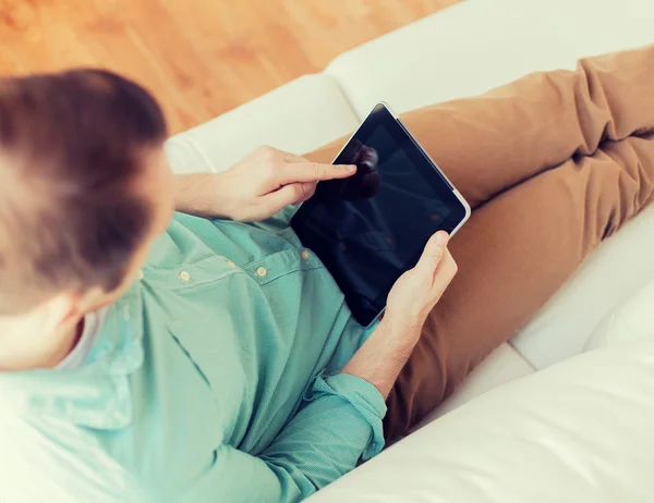 Primo piano dell'uomo con computer tablet pc a casa — Foto Stock