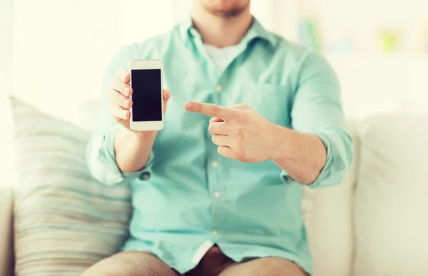 Nahaufnahme eines Mannes, der mit Smartphone zu Hause sitzt — Stockfoto