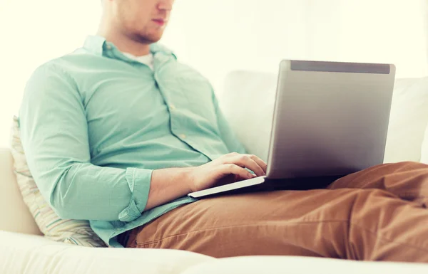 Close up de homem que trabalha com laptop em casa — Fotografia de Stock