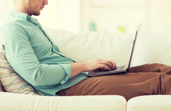 Close up de homem que trabalha com laptop em casa — Fotografia de Stock