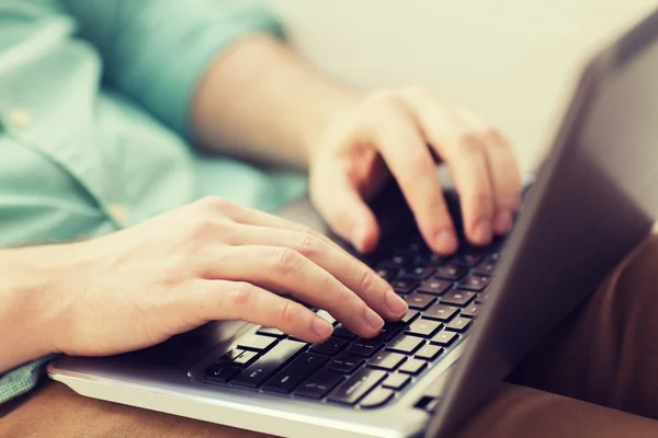 Primo piano dell'uomo che lavora con il computer portatile a casa — Foto Stock