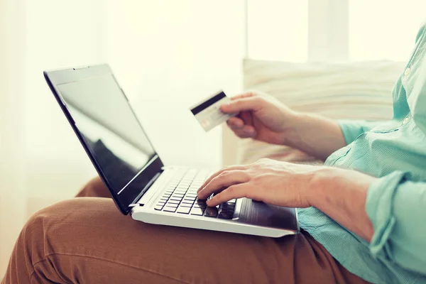 Close up de homem com laptop e cartão de crédito — Fotografia de Stock