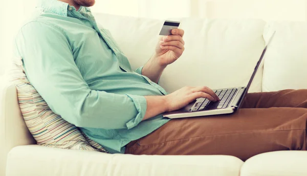 Close up de homem com laptop e cartão de crédito — Fotografia de Stock