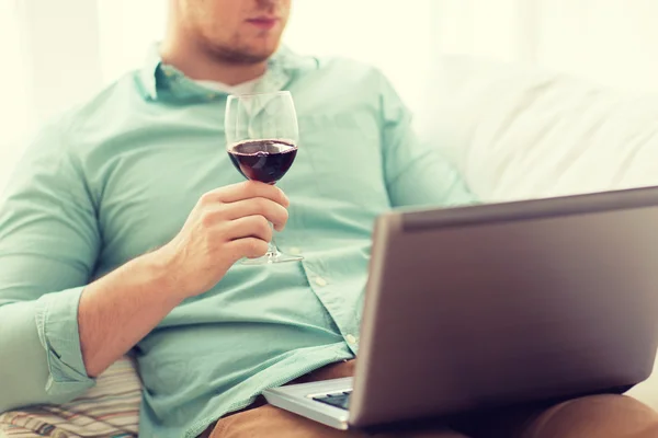 Gros plan de l'homme avec ordinateur portable et verre à vin — Photo