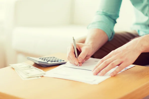 Close-up van de man die geld telt en aantekeningen maakt — Stockfoto