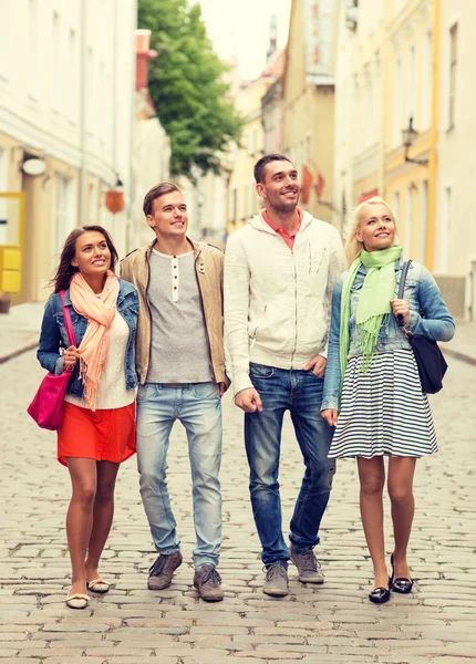 Gruppe lächelnder Freunde spaziert durch die Stadt — Stockfoto