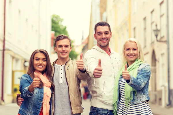 Gruppo di amici sorridenti mostrando pollici in su — Foto Stock