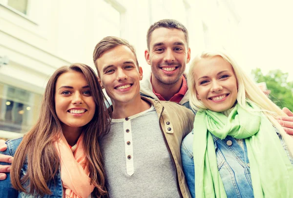 Group of smiling friends in city — Stock Photo, Image