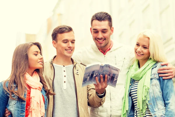 Group of friends with city guide exploring town — Stock Photo, Image
