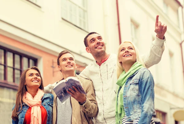 Sällskap med city guide utforska staden — Stockfoto