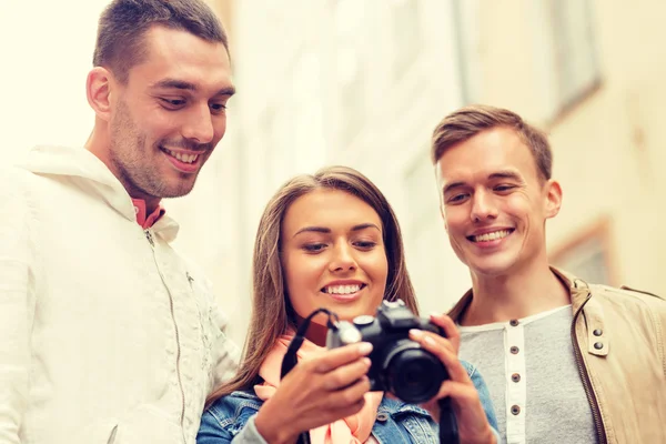 Grupa przyjaciół uśmiechający się z cyfrowych aparatów fotograficznych — Zdjęcie stockowe