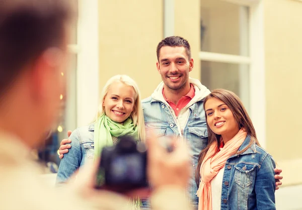 Grupp leende vänner ta foto utomhus — Stockfoto